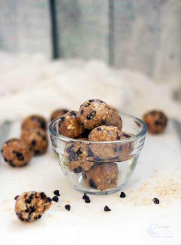 Oatmeal pb bites in a little bowl.