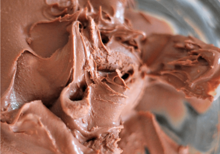 Super successful 2 ingredient chocolate ganache recipes - white and chocolate frosting and/or filling. So yummy!