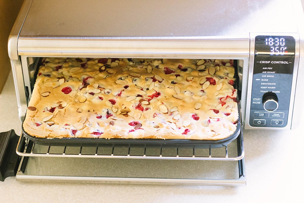 Baked cake in the Ninja Foodi Oven.