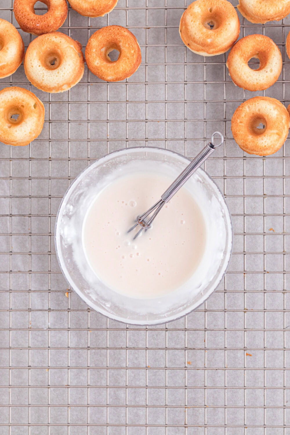 Stirring glaze for donuts.