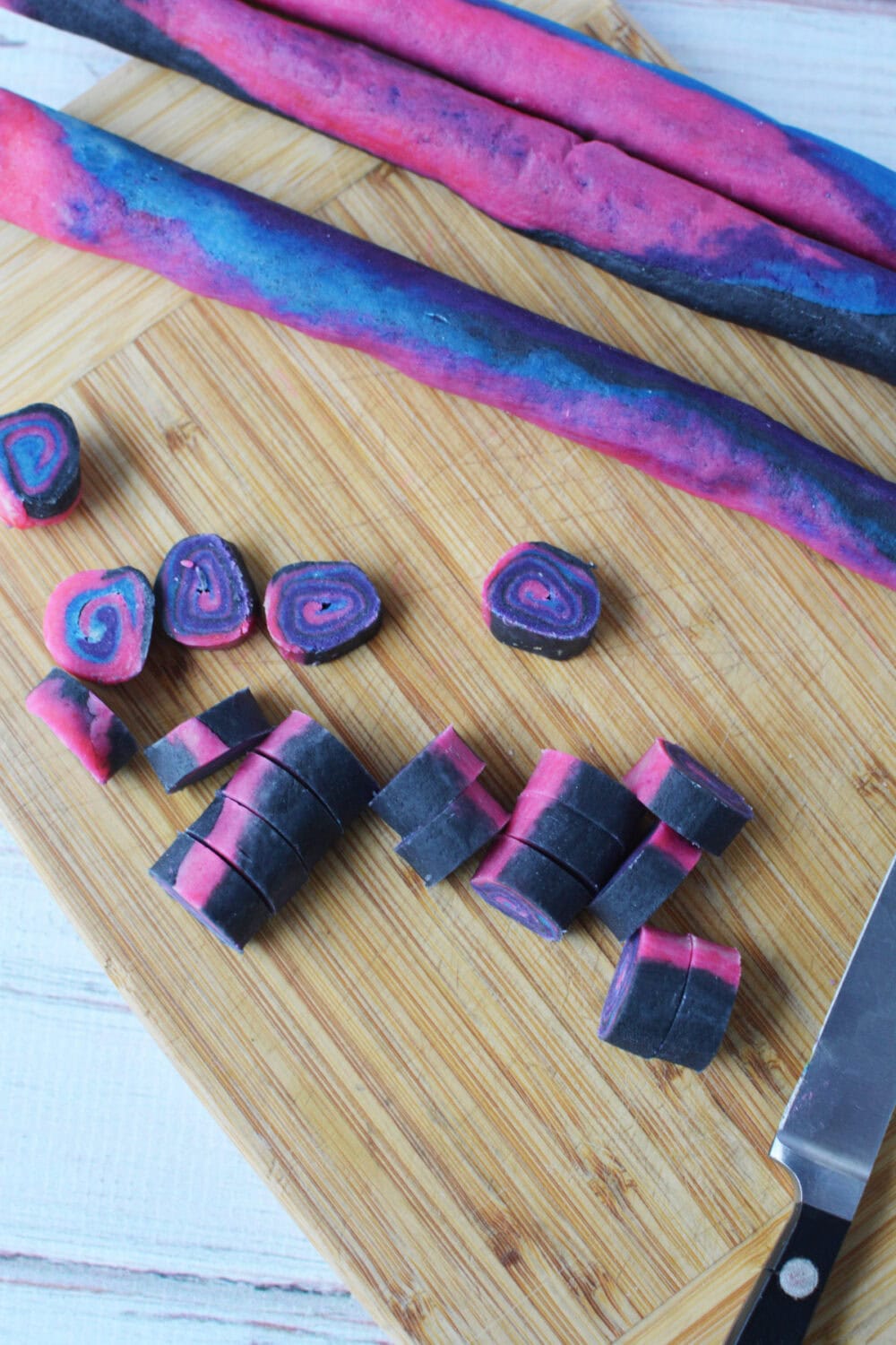 Slicing cookie dough into mini round bites. 