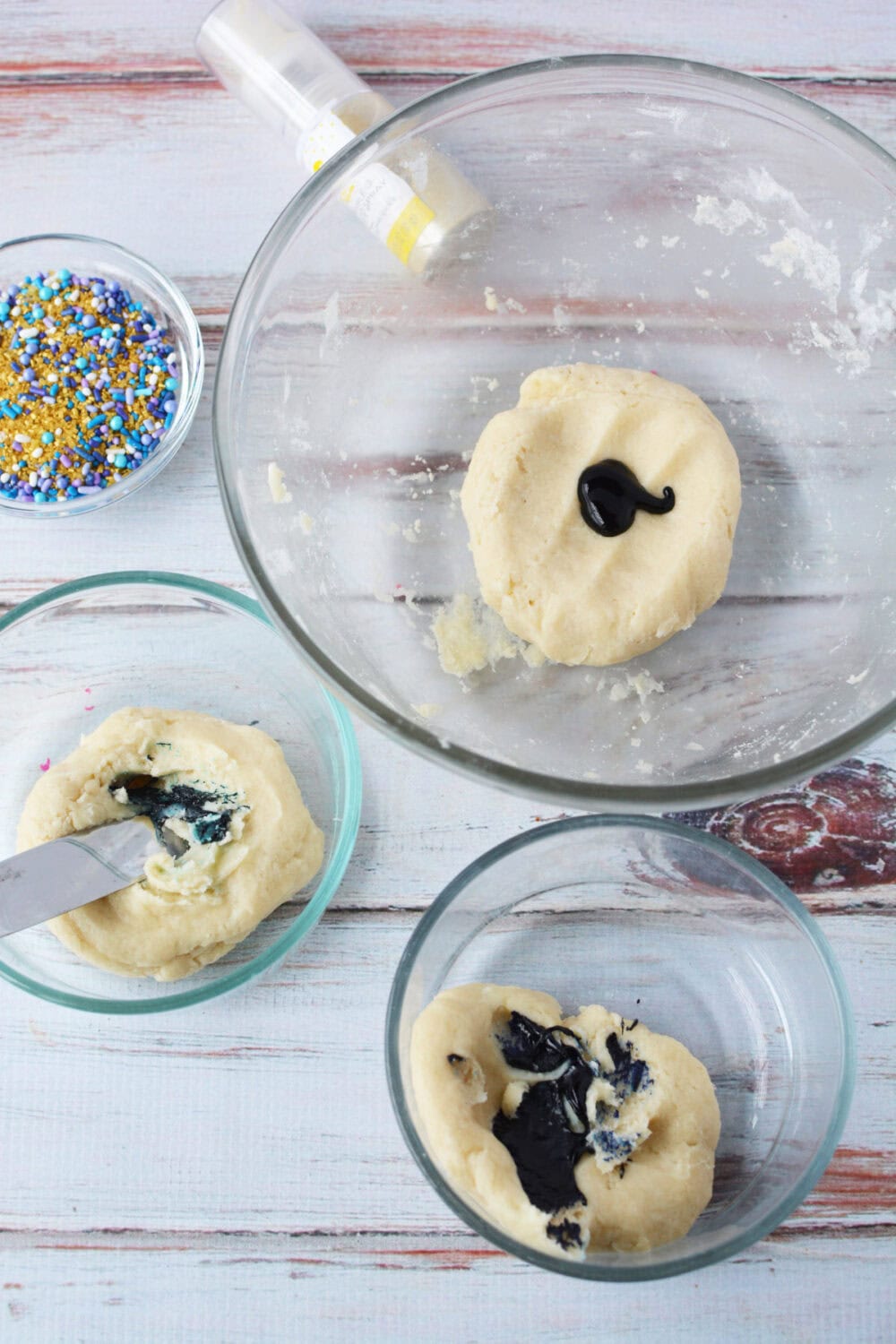 Coloring dough in bowls.