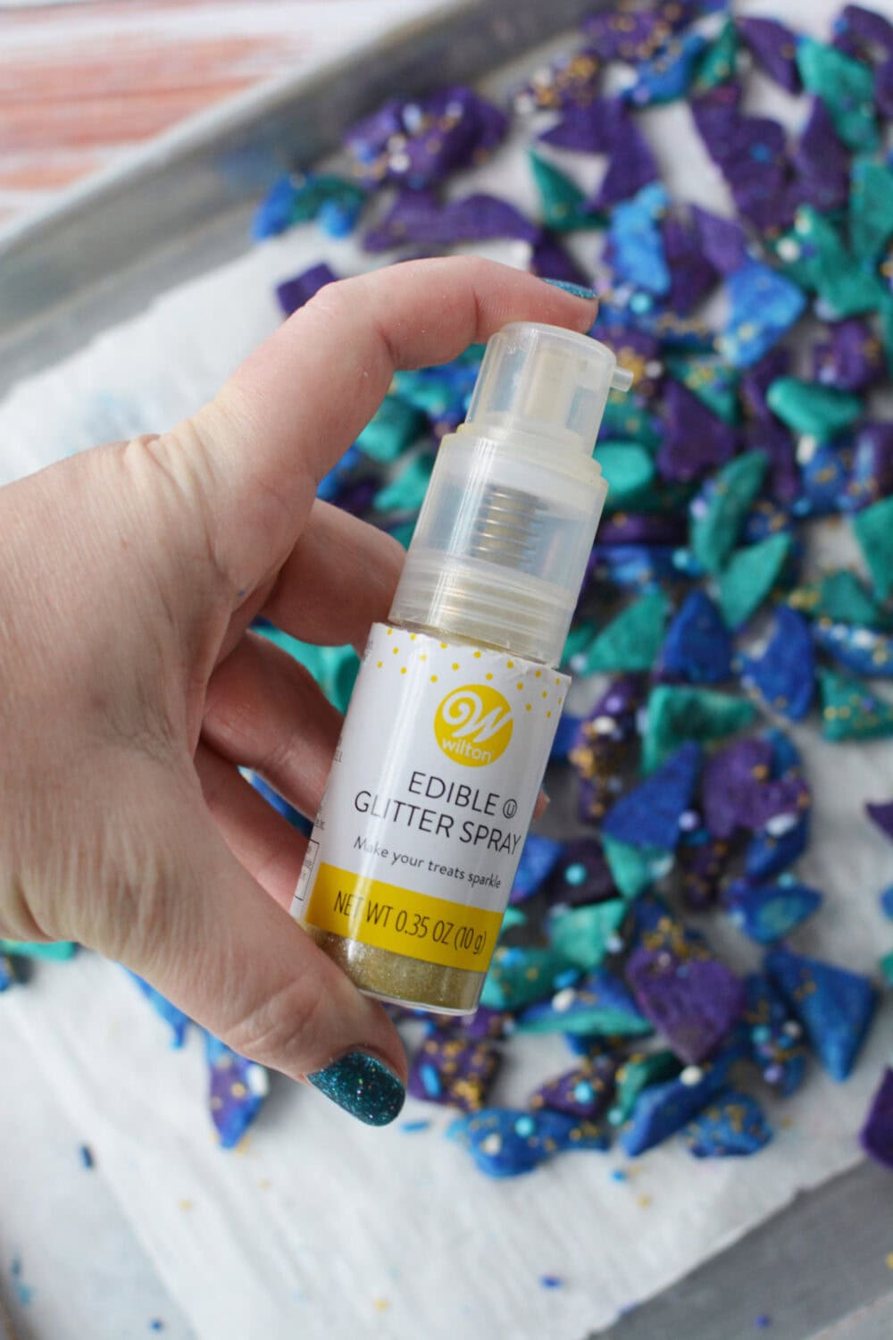 Edible gold glitter to spray on mermaid shortbread cookies.