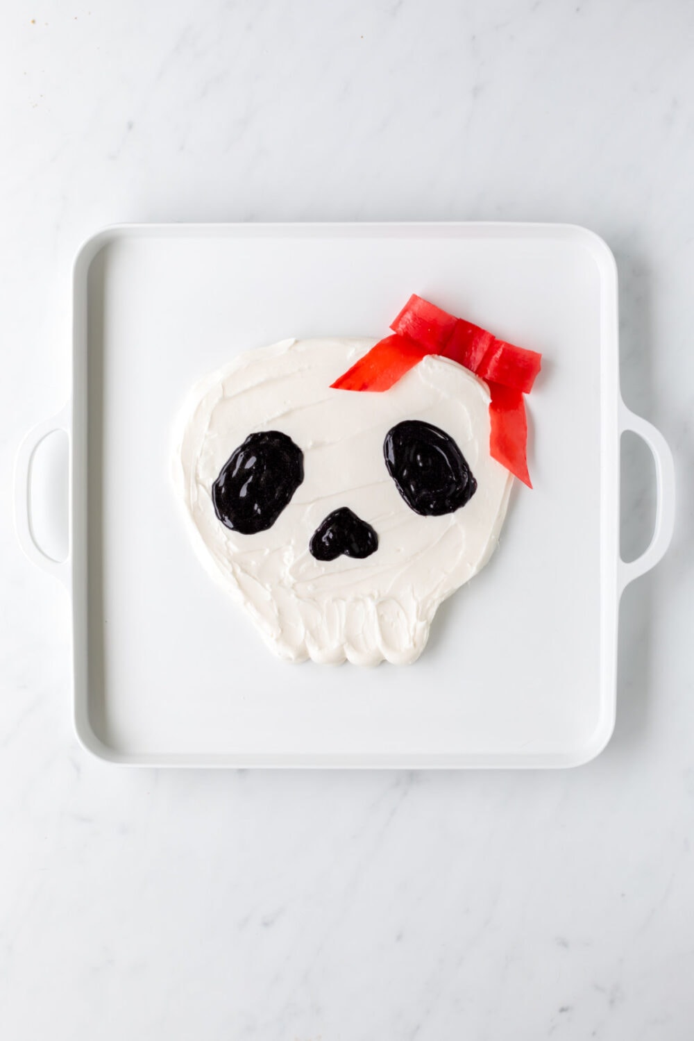 Fruit bow on the skull. 