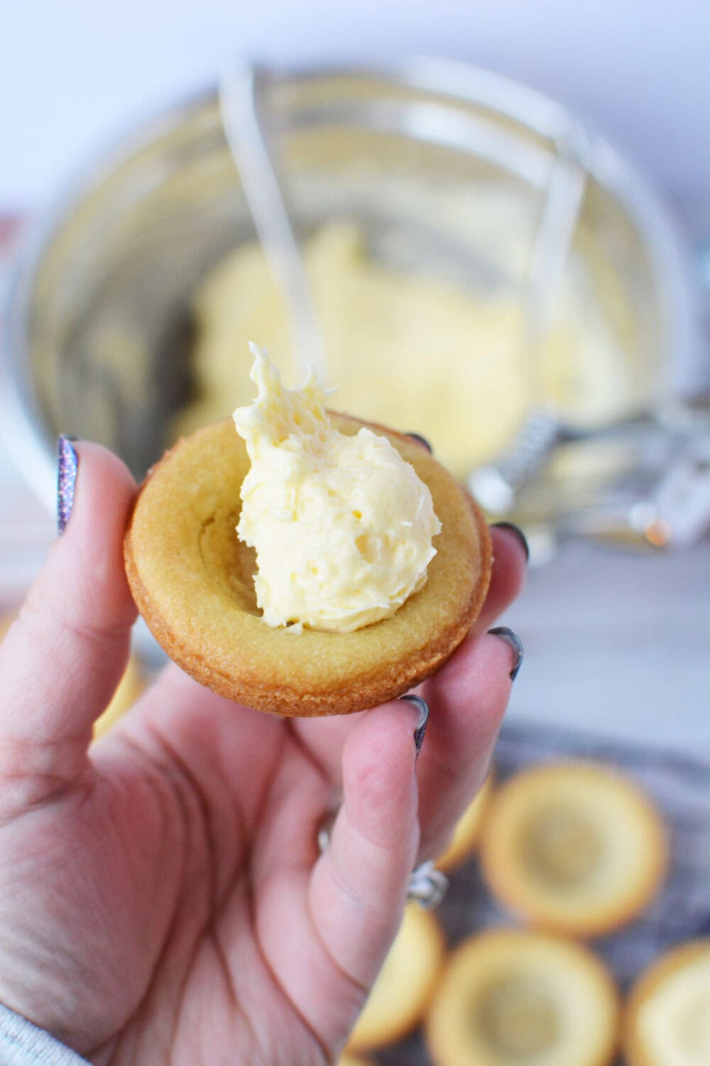 Adding custard into sugar cookie crusts.