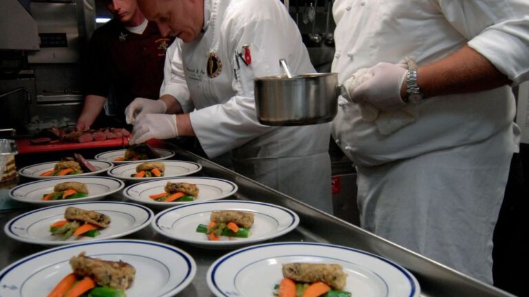 10 Small Restaurant Details Chefs Say Guests Seldom Notice