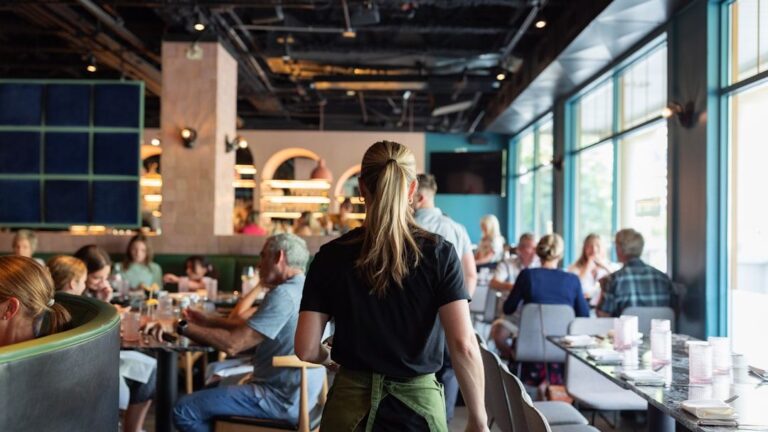 5 Red Flags Fine Dining Servers Notice the Moment You Walk In