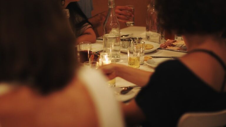 The Dark Truth About Wealthy Diners: 12 Quiet Behaviors That Signal Status
