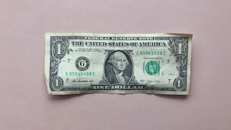 The $100 Clue: 5 Rare $1 Bill Serial Numbers Collectors Are Hunting for Right Now