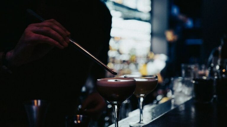8 Things Bartenders Notice About You Before You Even Order