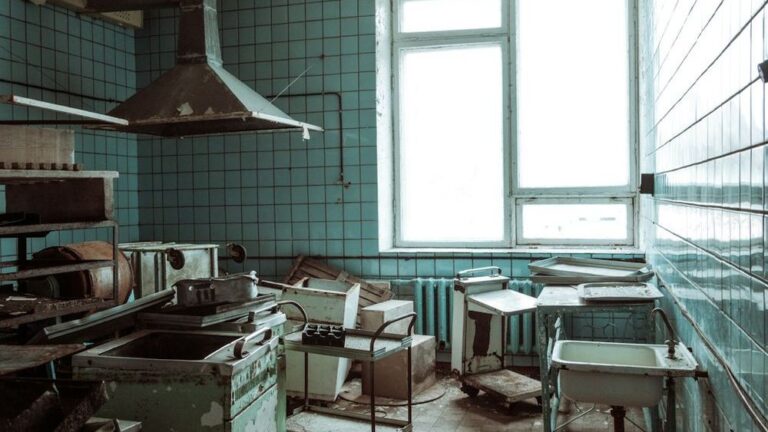 Pro Cleaners Warn: These 5 Things Can Make a Home Feel Unsafe Instantly