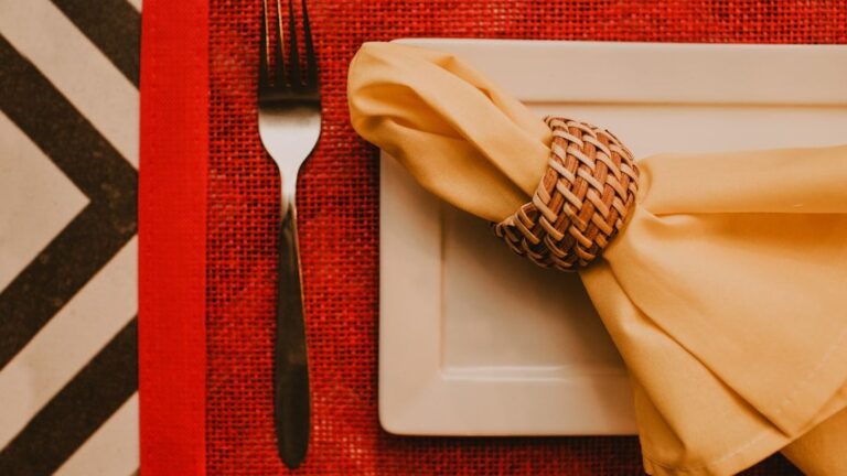 12 Red Flags Fine-Dining Servers Notice the Moment You Walk In