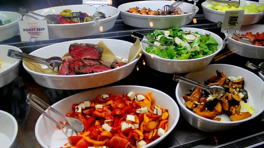 Seasoned Servers Spot These 10 Red Flags the Second You Open the Menu