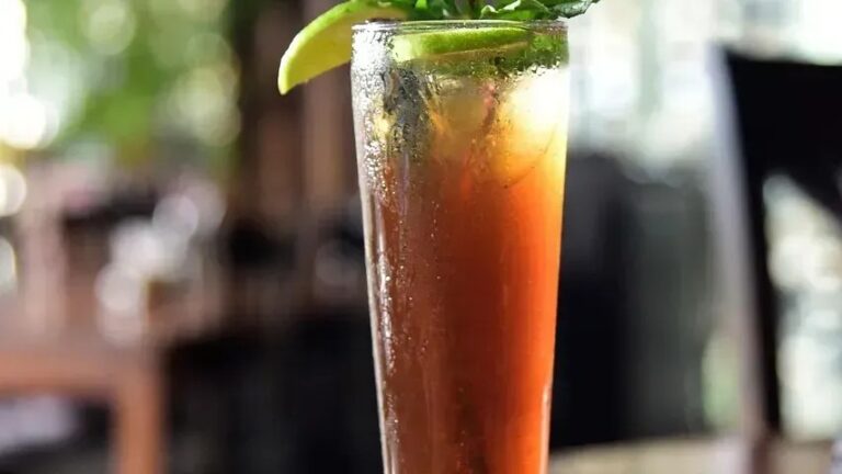 What Your Cocktail Order Instantly Reveals to Bartenders About You