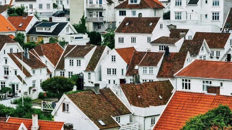 Ghost Mansions: Why the 5-Room Forever Home Is Becoming an Unsellable Burden for Boomers