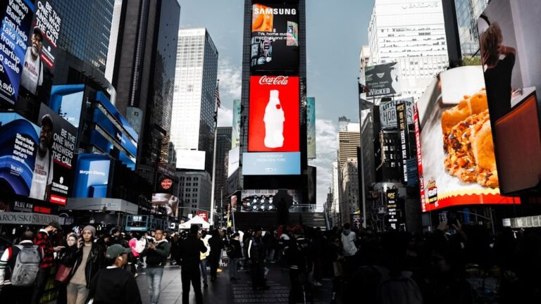 Bucket List Disappointments: 10 Famous Landmarks Locals Call "The Ultimate Tourist Traps"