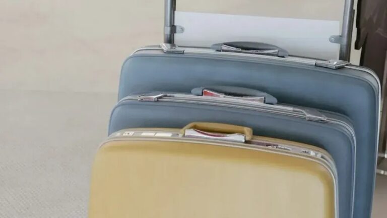 The "Empty Suitcase" Rule: Why Frequent Flyers Never Check Bags at These 5 Major Airports