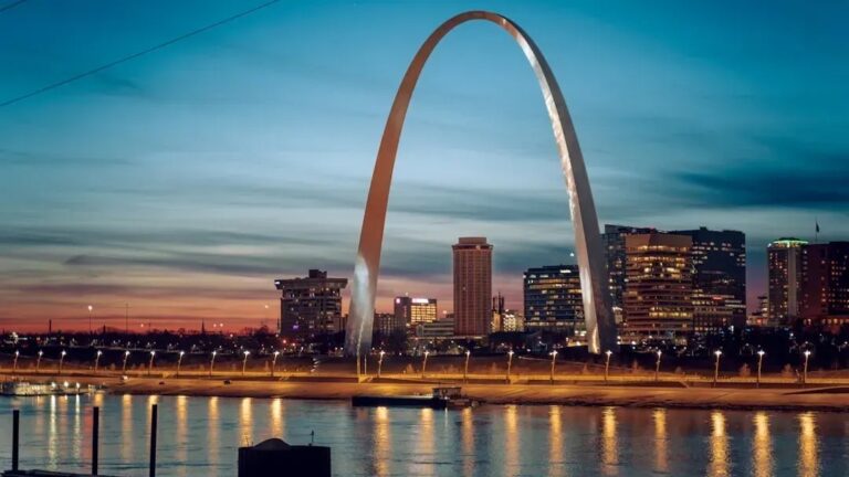 The $100k Club: 6 Mid-Sized U.S. Cities Where a Six-Figure Salary Still Feels Wealthy