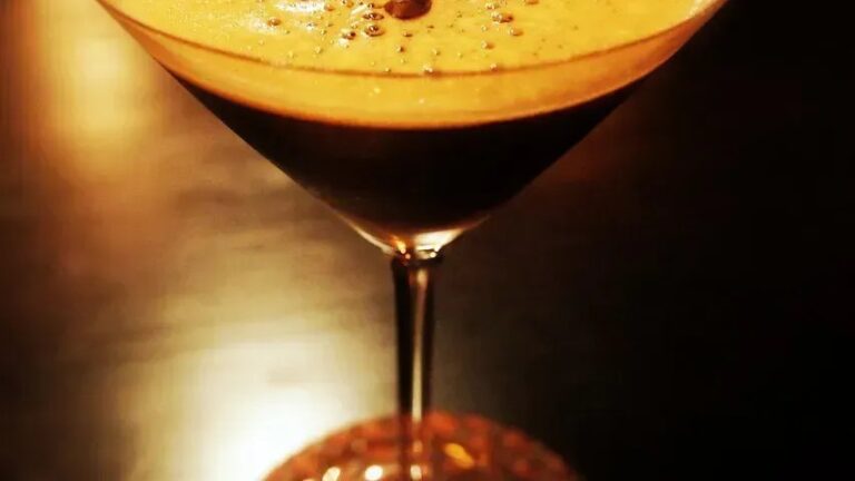 What Your Go-To Drink Instantly Signals to a Bartender