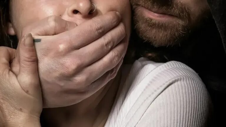 Friendship Red Flags: 12 Ways to Spot a "One-Way" Friend Before You Get Burned