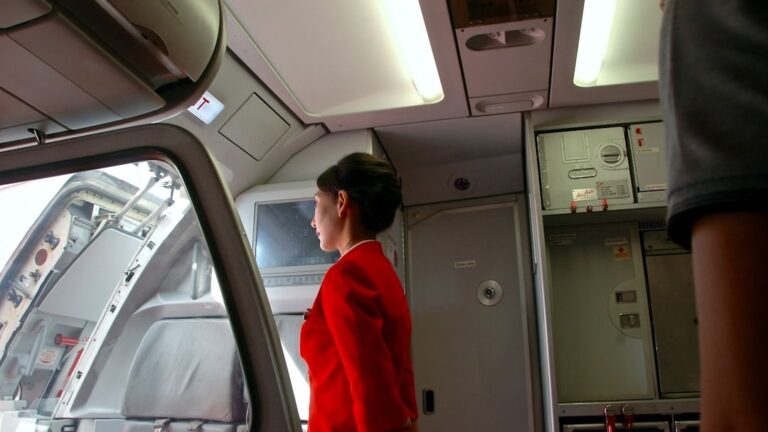 A Flight Attendant Shares 6 Simple Habits That Instantly Make Passengers More Likable