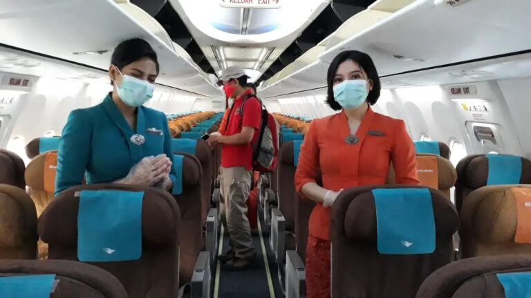 A Flight Attendant Shares 9 Habits That Make Passengers More Likable