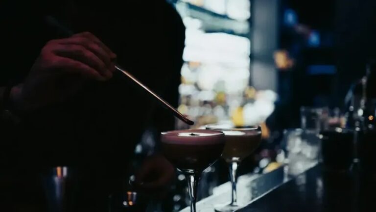 9 Things Bartenders Notice Before You Even Order