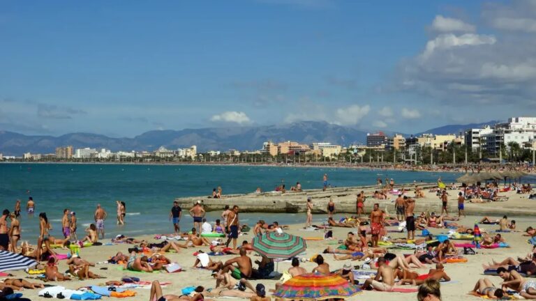 6 Beach Towns That Visitors Say Were a Major Letdown