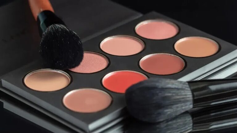 I'm a Private Wealth Manager - Here Are 11 Things I Notice About How "Secret Millionaires" Dress