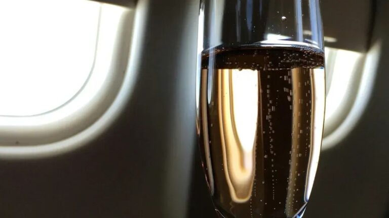 I'm a First-Class Flight Attendant - Here Are 10 Signs a Passenger Is "New Money" vs. "Old Money"