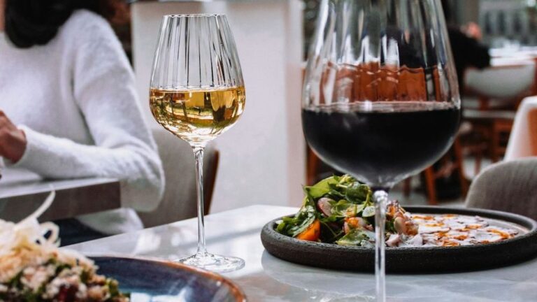 8 "Polite" Dining Habits Fine-Dining Experts Secretly Dislike